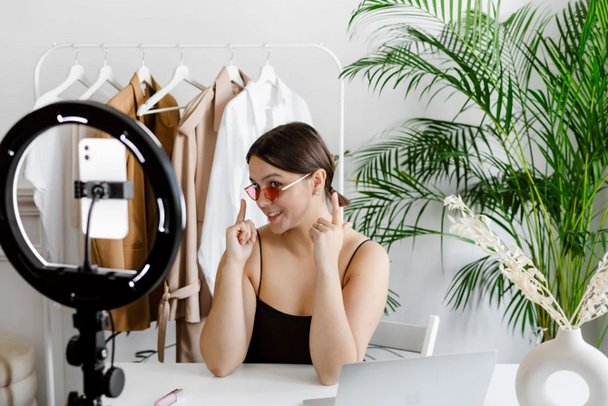 influencer making video
